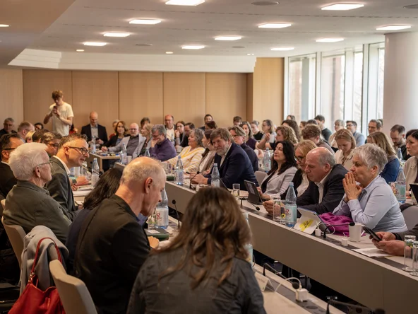 Fraktionssitzung mit allen neuen und alten Abgeordneten im Haus der Abgeordneten.