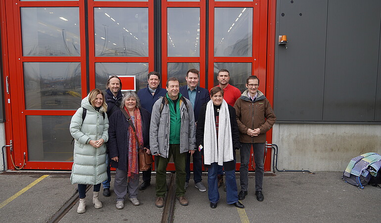 Vor den Toren der FIBA Ulm – Gudula Achterberg, Werner Korn, Martina Braun, Michael Joukov, Thomas Marwein, Niklas Nüssle, Silke Gericke, Viktor Gans (DB Regio), Hermino Katzenstein