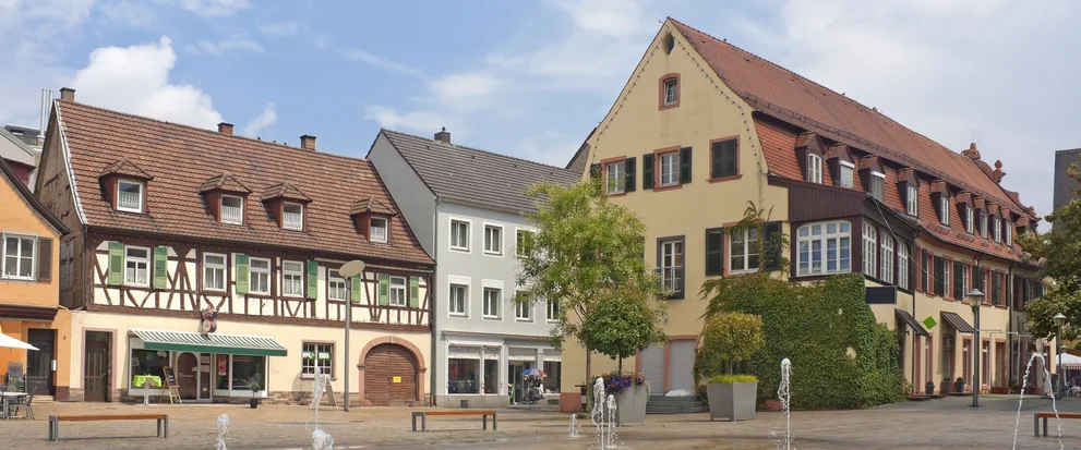 Blick auf Offenburger Innenstadt mit Fachwerkhäusern und Springbrunnen