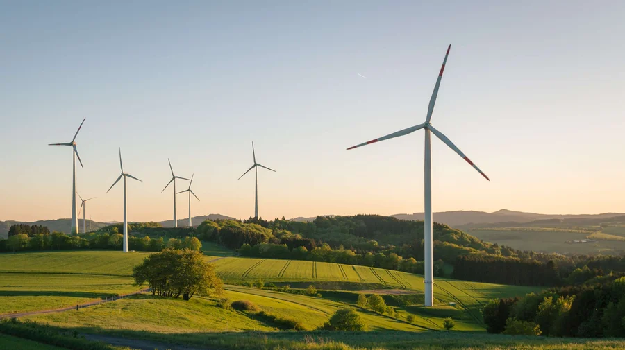 Windkraftanlagen auf dem Feld in einer sommerlichen Abendstimmung.