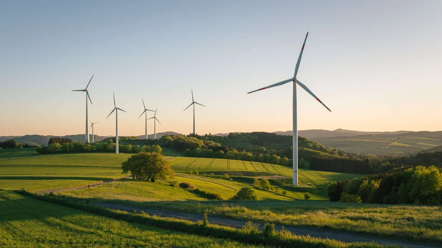 Windkraftanlagen auf dem Feld in einer sommerlichen Abendstimmung.