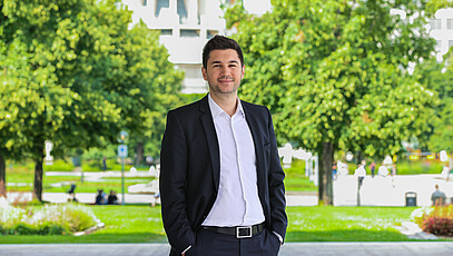 Abgeordneter Tayfun Tok vor dem Landtag