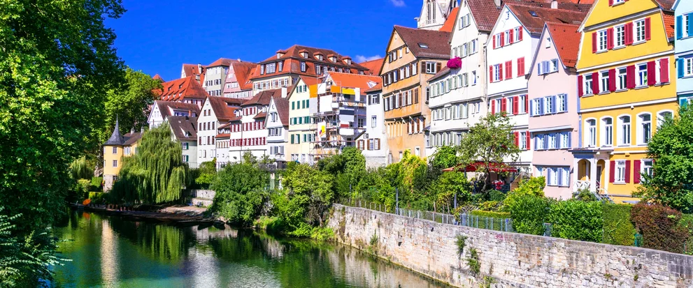 Tübinger Blick von der Neckarbrücke aus auf den Hölderlinturm und alte Fachwerkhäuser