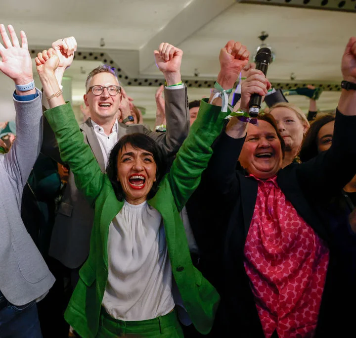 Abgeordnete der Grünen Fraktion von Baden-Württemberg jubeln in die Kamera.