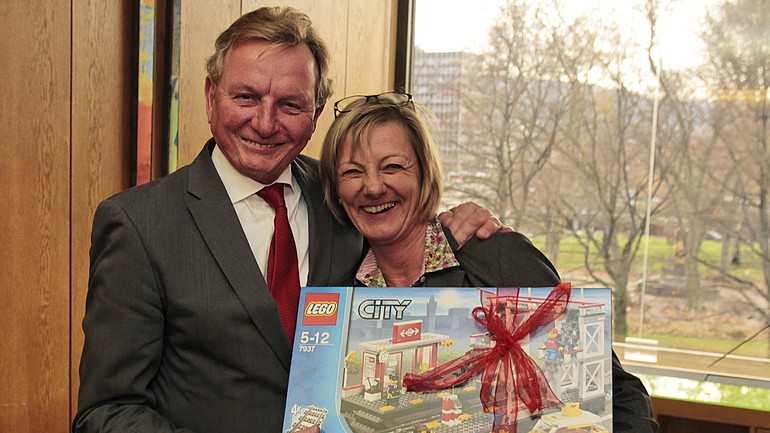 Bescherung für Fraktionschefs: Edith Sitzmann schenkt Claus Schmiedel einen Lego-Bahnhof - zum Vergraben.