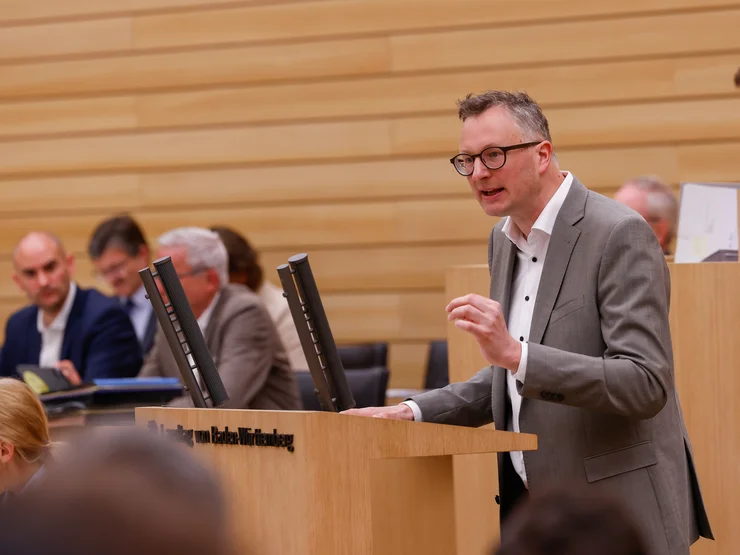 Fraktionsvorsitzender Andreas Schwarz am Rednerpult im Plenarsaal.