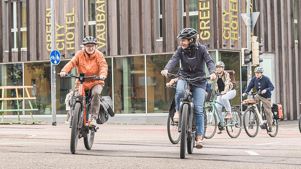 Zwei Abgeordnete überqueren mit ihren Fahrrädern eine Straße